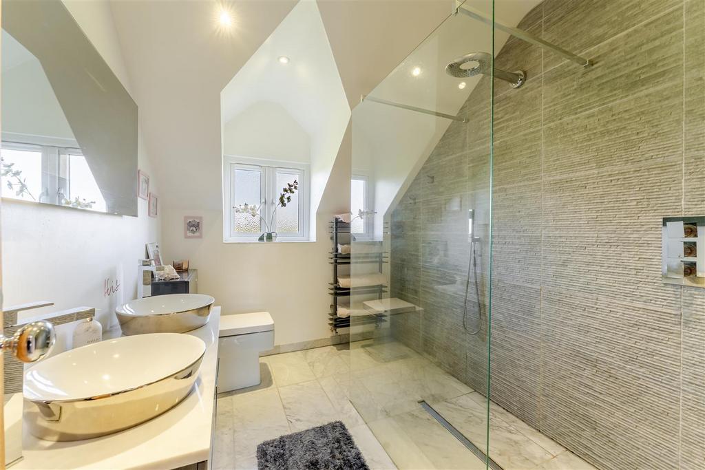 11 - ensuite.jpg