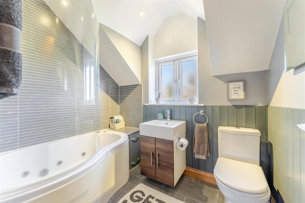 17 - bathroom.jpg