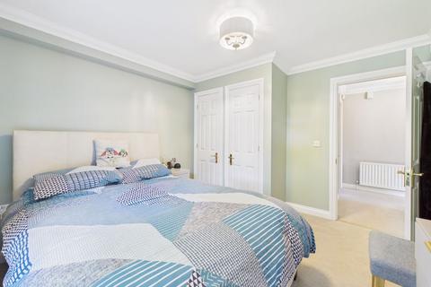 5 Oaktree Walk, Caterham, CR3 5JZ