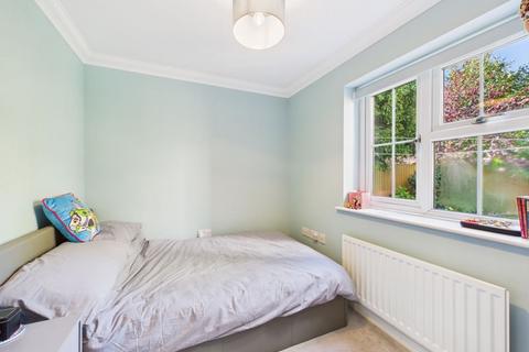 5 Oaktree Walk, Caterham, CR3 5JZ