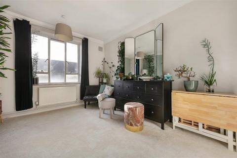 3 bedroom flat to rent, Iron Mill Road, SW18