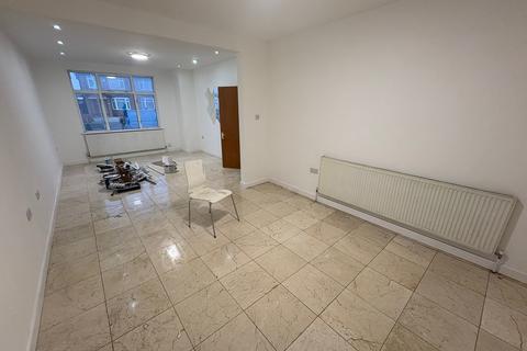 4 bedroom semi-detached house to rent, Vicarage Farm Road, Hounslow
