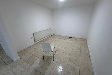 4 bedroom semi-detached house to rent, Vicarage Farm Road, Hounslow