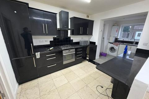 4 bedroom semi-detached house to rent, Vicarage Farm Road, Hounslow