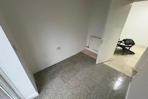 4 bedroom semi-detached house to rent, Vicarage Farm Road, Hounslow