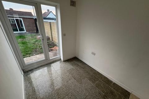 4 bedroom semi-detached house to rent, Vicarage Farm Road, Hounslow
