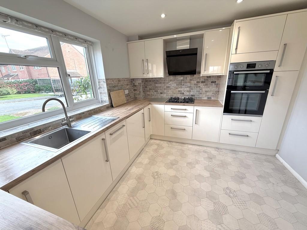 11 Wakehurst Place Kitchen3