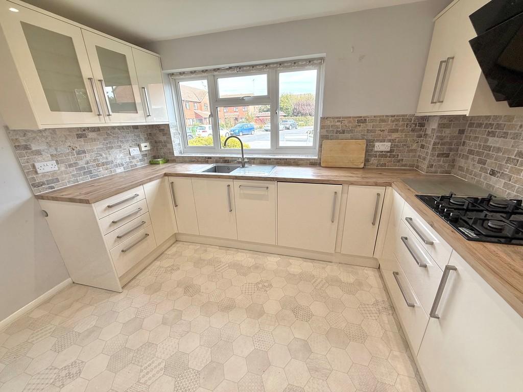 11 Wakehurst Place Kitchen 2