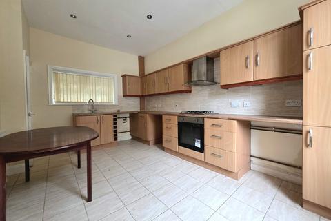 3 bedroom end of terrace house to rent, Lady Ann Road, Soothill