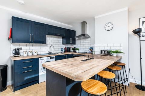 4 bedroom flat to rent, Kelso Road, Leeds LS2