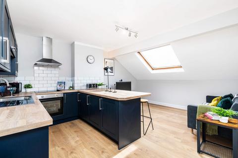 4 bedroom flat to rent, Kelso Road, Leeds LS2
