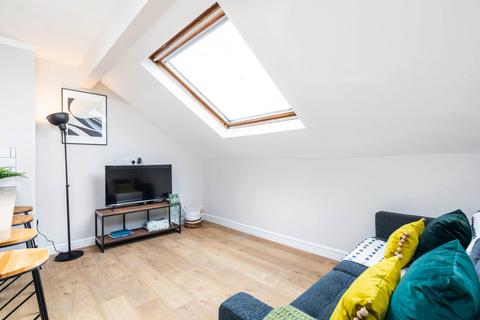 4 bedroom flat to rent, Kelso Road, Leeds LS2