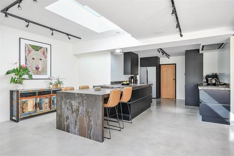 5 bedroom detached house for sale, Chapel Way, Epsom