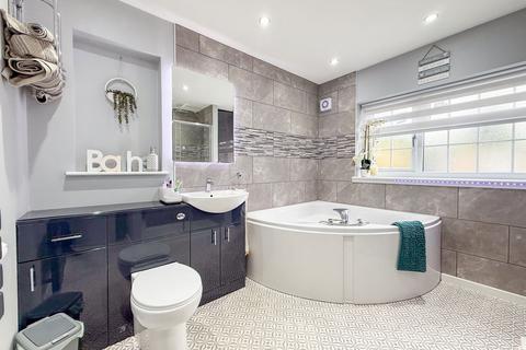 4 bedroom detached house for sale, Holmwood Avenue, Just off St Johns Avenue, Kidderminster, DY11 --NO CHAIN--