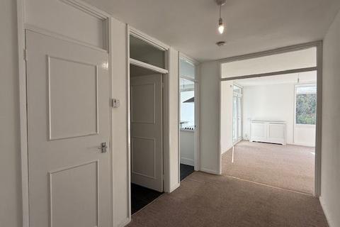 2 bedroom flat to rent, The Pines, Purley, CR8 2DZ