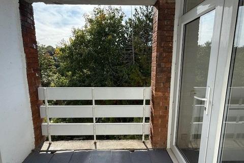 2 bedroom flat to rent, The Pines, Purley, CR8 2DZ