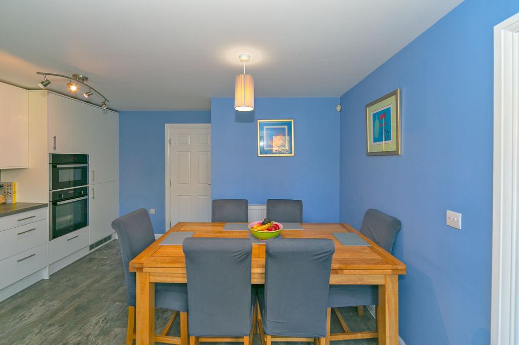 Kitchen/ Breakfast Room