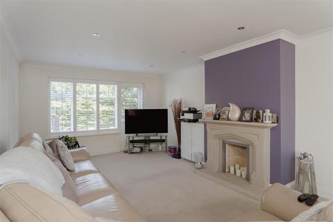 4 bedroom detached house for sale, Shelvers Way, Tadworth