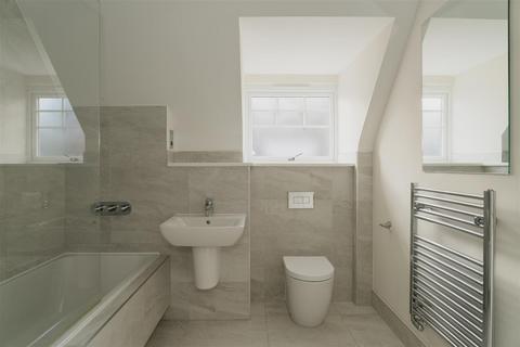 8 Nower Close, Epsom Downs, Epsom, KT18 5FN