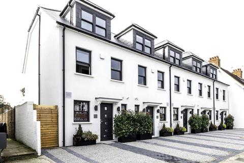 4 bedroom terraced house to rent, Hersham Road, Hersham, Walton-on-Thames