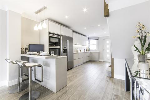 4 bedroom terraced house to rent, Hersham Road, Hersham, Walton-on-Thames