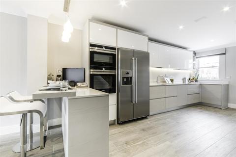 4 bedroom terraced house to rent, Hersham Road, Hersham, Walton-on-Thames