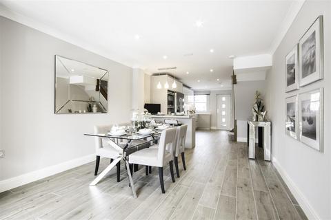 4 bedroom terraced house to rent, Hersham Road, Hersham, Walton-on-Thames