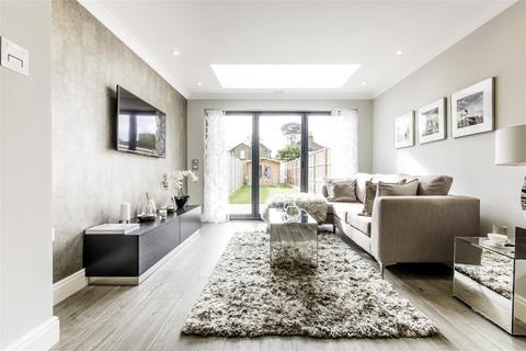 4 bedroom terraced house to rent, Hersham Road, Hersham, Walton-on-Thames