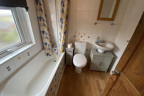 2 bedroom end of terrace house to rent, Old Lane, Birkenshaw