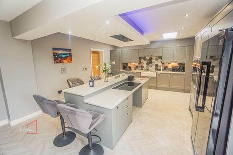 4 bedroom bungalow for sale, Lakelands Drive, Ladybridge, Bolton, BL3