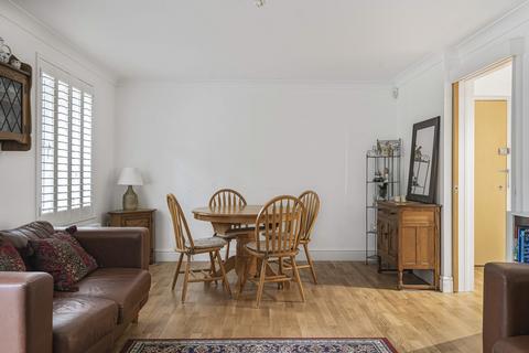 9 Limes Close, Leatherhead, KT22 7EJ