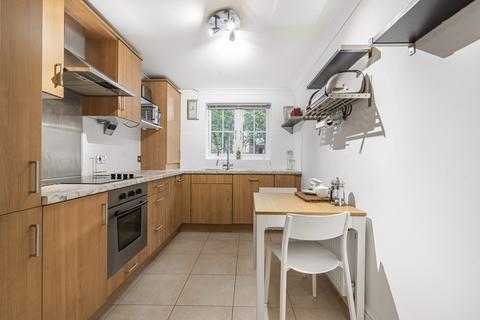 9 Limes Close, Leatherhead, KT22 7EJ