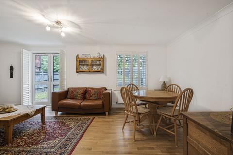 9 Limes Close, Leatherhead, KT22 7EJ