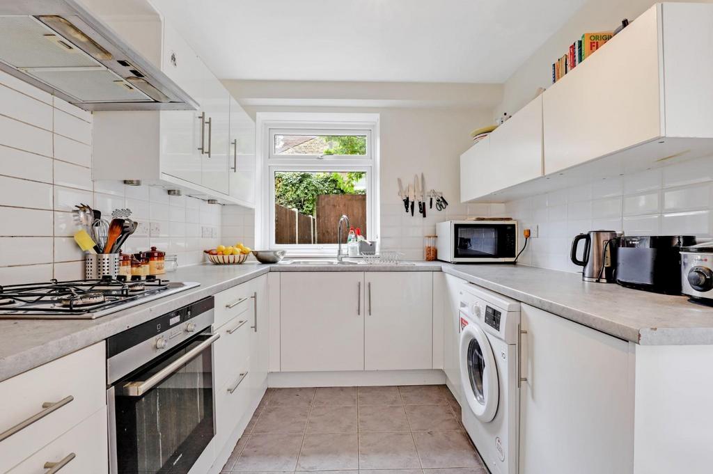 02-d67f JHProp World - 63 Highclere Street - 23.jpg