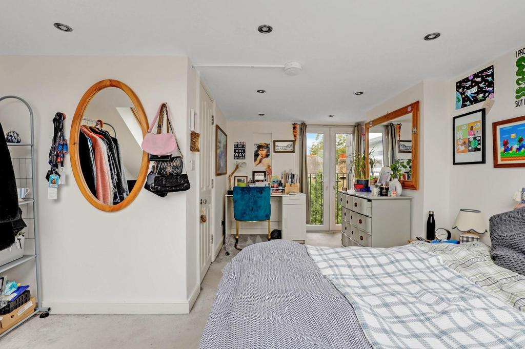 15-9f04 JHProp World - 63 Highclere Street - 17.jpg
