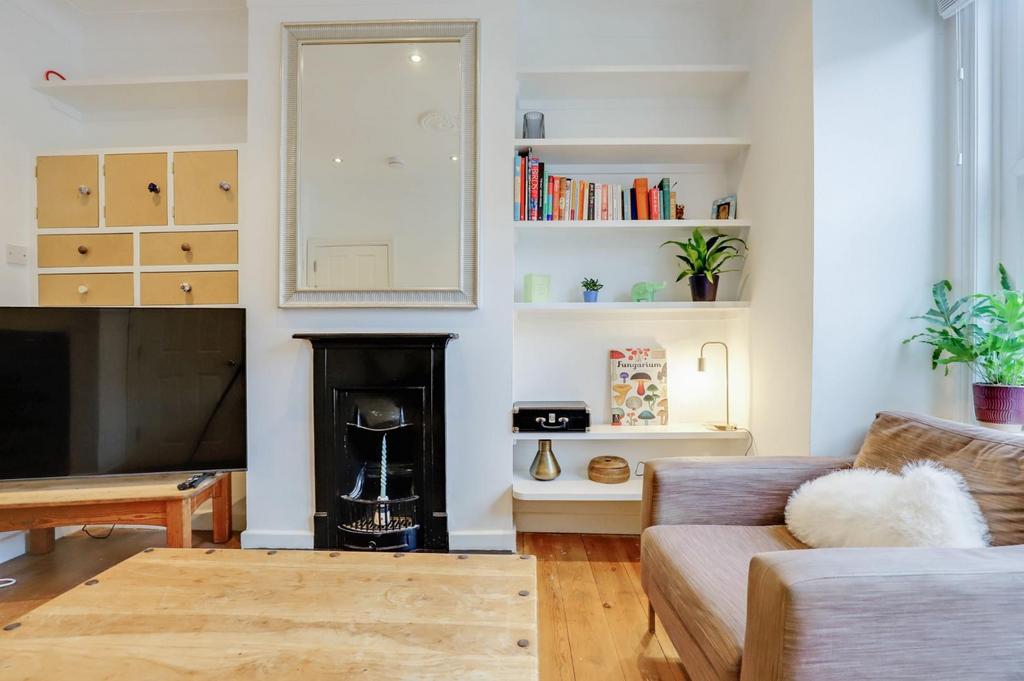 12-a74e JHProp World - 63 Highclere Street - 8.jpg