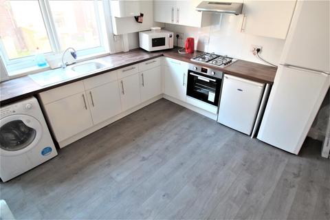 6 bedroom terraced house to rent, Manor Drive, Hyde Park, Leeds, LS6 1DD