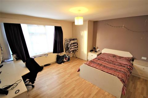 6 bedroom terraced house to rent, Manor Drive, Hyde Park, Leeds, LS6 1DD