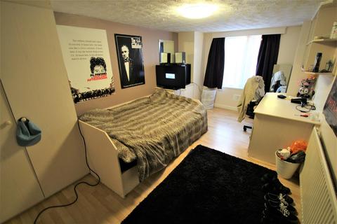 6 bedroom terraced house to rent, Manor Drive, Hyde Park, Leeds, LS6 1DD