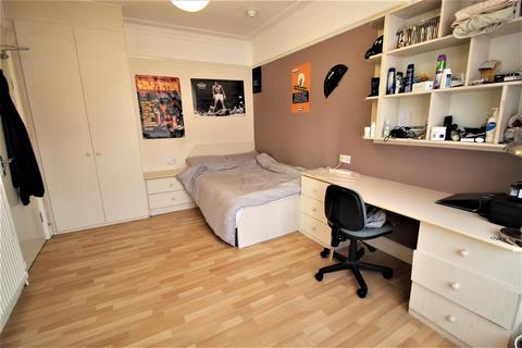 6 bedroom terraced house to rent, Manor Drive, Hyde Park, Leeds, LS6 1DD