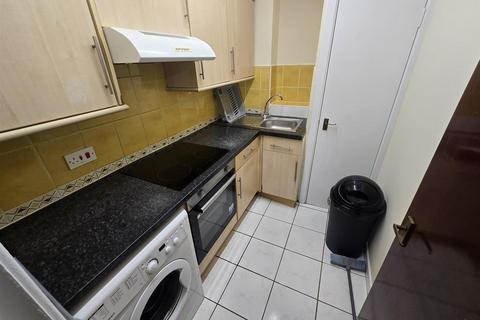 2 bedroom apartment to rent, Gables, BH1