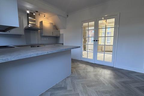 2 bedroom terraced house for sale, Shaw Road, Royton