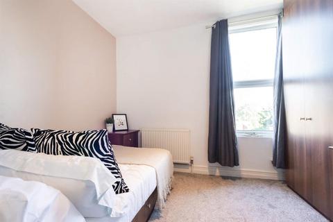 3 bedroom terraced house to rent, Knowle Terrace, Burley, Leeds, LS4 2PA