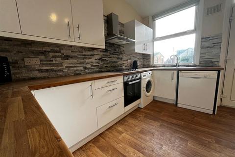 6 bedroom terraced house to rent, Rokeby Gardens, Headingley, Leeds LS6 3JZ