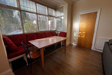 6 bedroom terraced house to rent, Rokeby Gardens, Headingley, Leeds LS6 3JZ