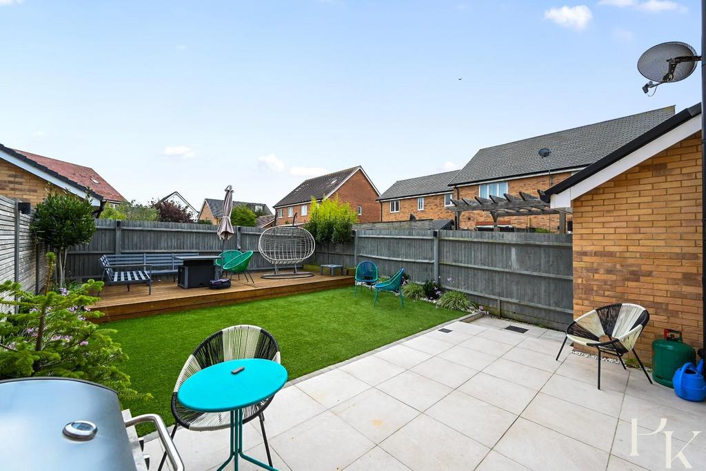 9 Monarch Way, BN43 (21).jpg