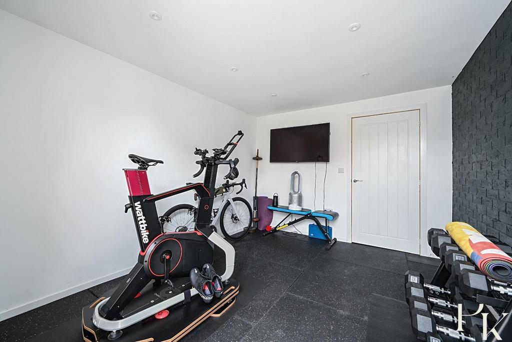 9 Monarch Way, BN43 (20).jpg