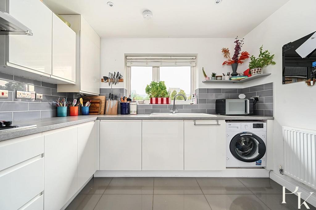 9 Monarch Way, BN43 (3).jpg