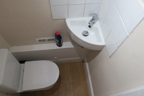 3 bedroom semi-detached house to rent, North Hyde Lane, Southall UB2