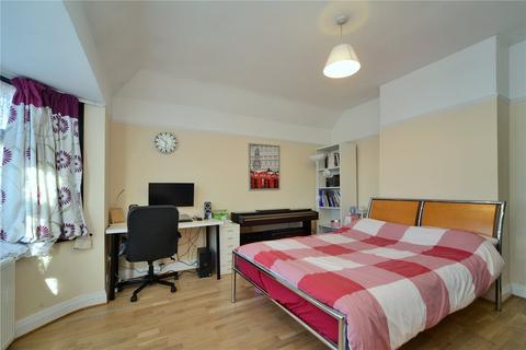 17 Hazlemere Gardens, Worcester Park, KT4 8AH